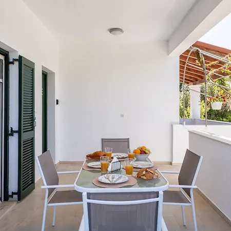 Secret Garden Villa-3bd, Pool & Bbq In Villa Halikounas