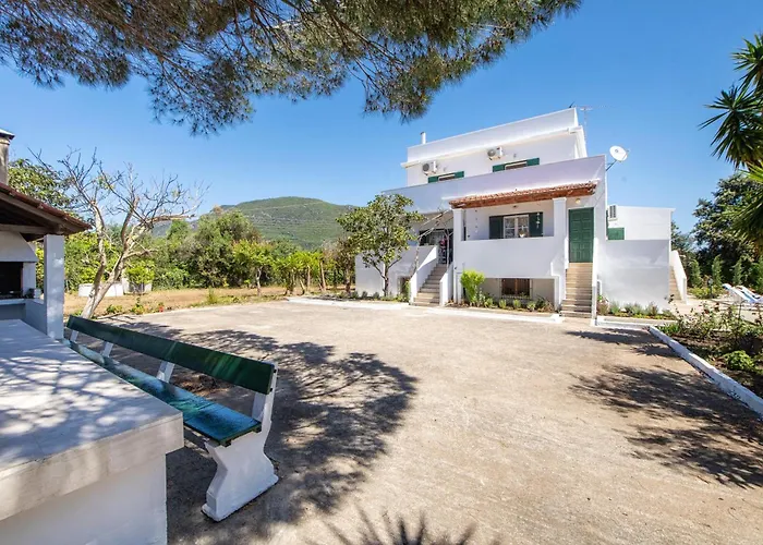 Secret Garden Villa-3bd, Pool & Bbq In Χαλικούνας