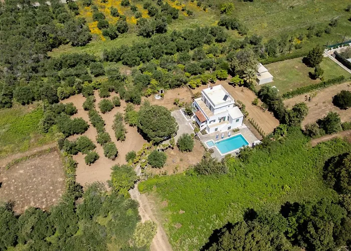Secret Garden Villa-3bd, Pool & Bbq In Χαλικούνας